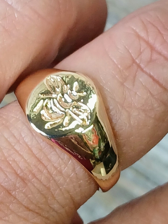 Jewelry - Gold Tone Floral Signet Ring